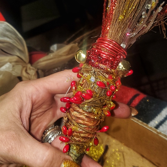 Holiday mini cinnamon brooms - Picture 1 of 5